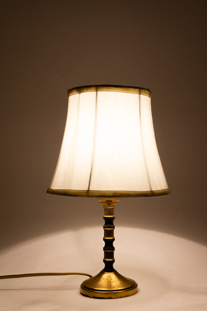 Vintage Franse tafellamp met messing voet en witte kap