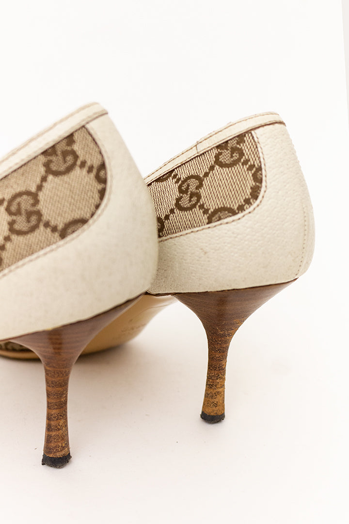 Vintage Gucci logo pumps met metalen gespen en bamboe versiering - maat 38,5