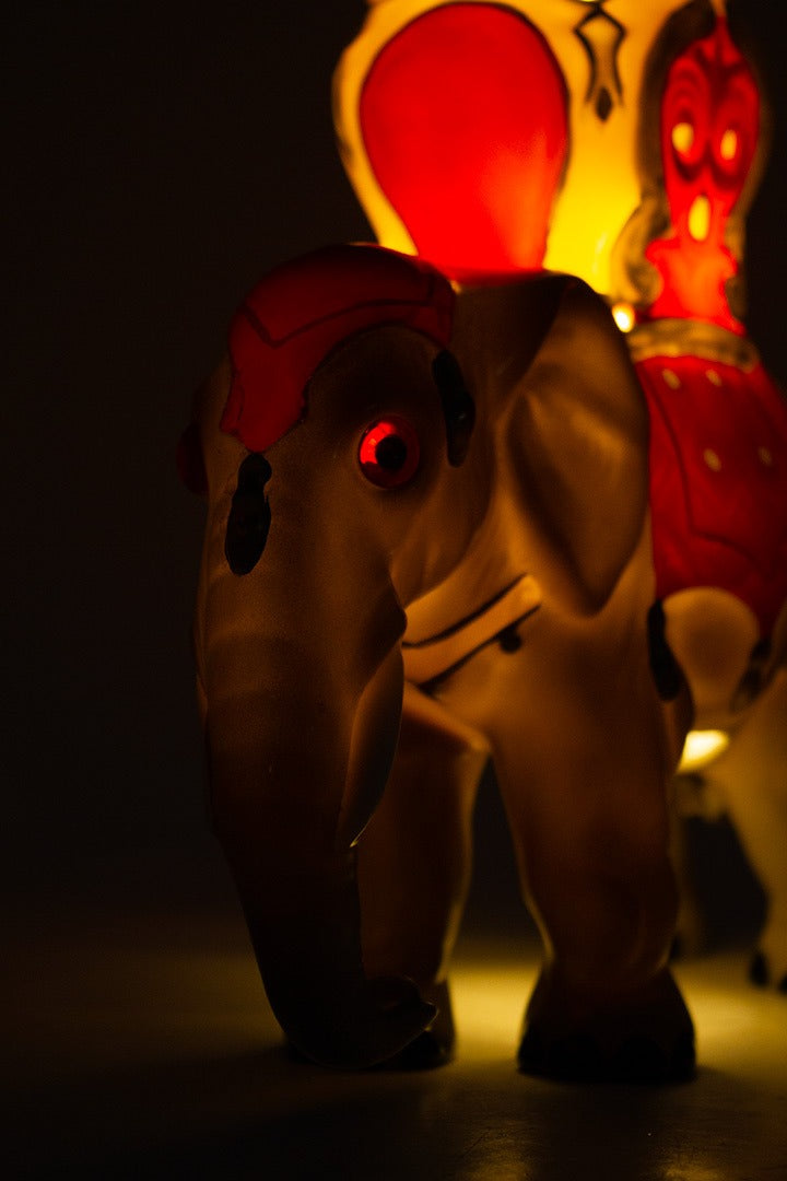 Vintage Hummel Goebel parfumlamp olifant met rode zetel (gemerkt)