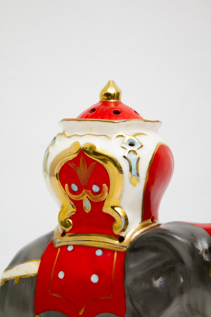 Vintage Hummel Goebel parfumlamp olifant met rode zetel (gemerkt)