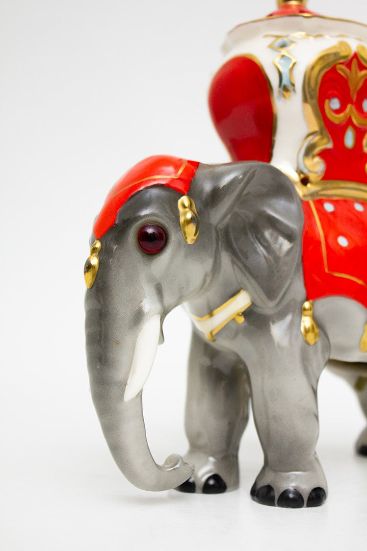 Vintage Hummel Goebel parfumlamp olifant met rode zetel (gemerkt)