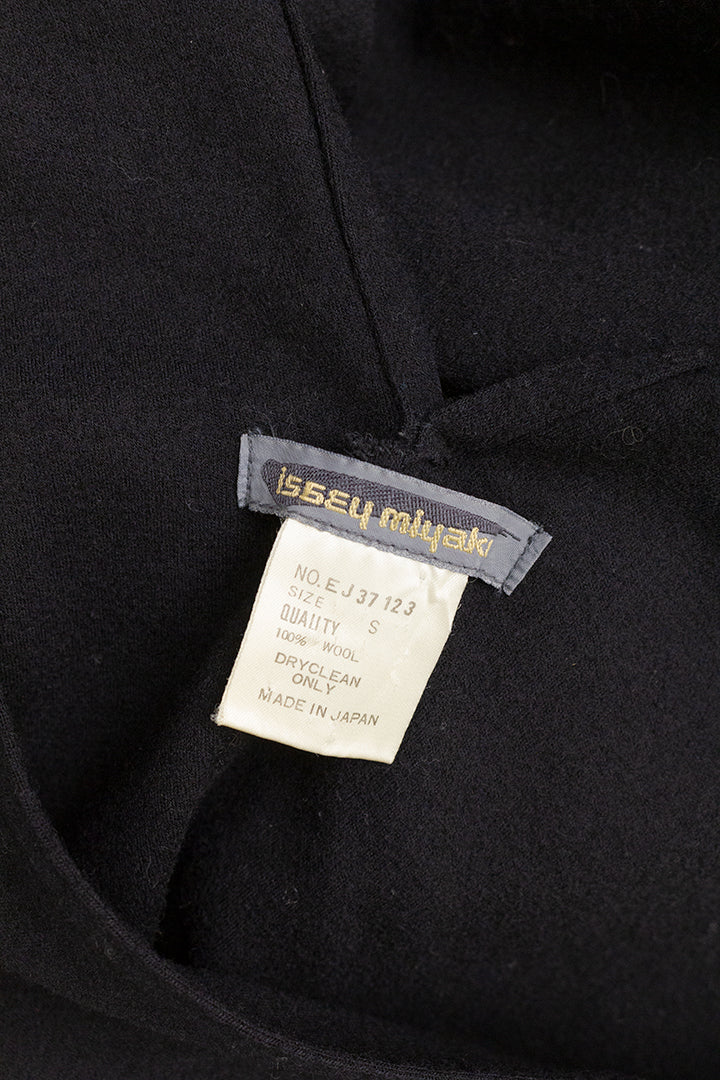 Vintage Issey Miyake zwarte wollen top met laag uitgesneden v-hals