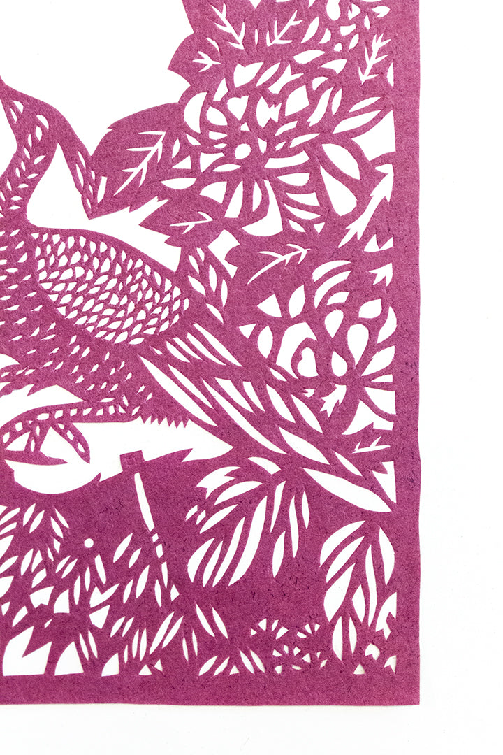 Vintage Japans kirigami kunstwerk van paars papier - pauw in lijst