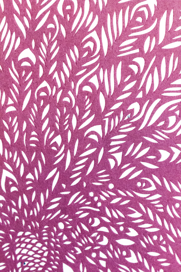 Vintage Japans kirigami kunstwerk van paars papier - pauw in lijst