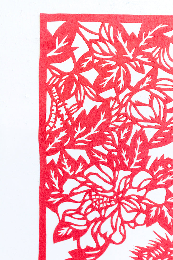 Vintage Japans kirigami kunstwerk van rood papier - pauw in lijst