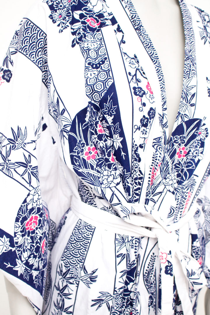 Vintage Japanse kimono wit katoen met donkerblauwe/roze print en ceintuur