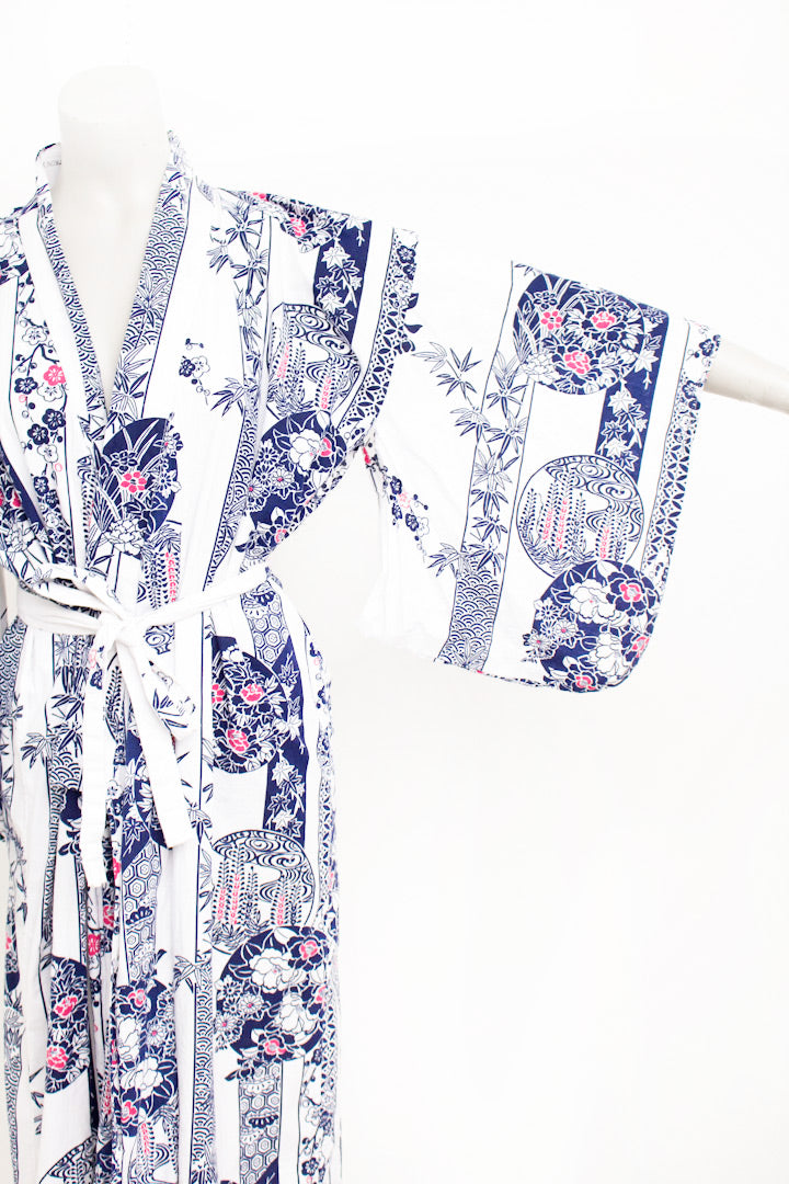 Vintage Japanse kimono wit katoen met donkerblauwe/roze print en ceintuur