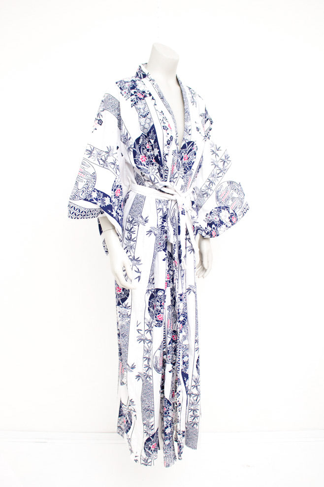 Vintage Japanse kimono wit katoen met donkerblauwe/roze print en ceintuur