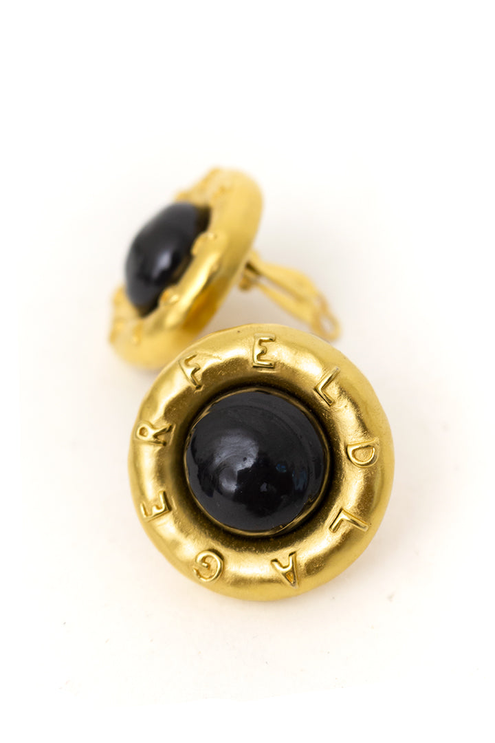 Vintage Karl Lagerfeld oorclips verguld met zwarte steen en logo jaren 80