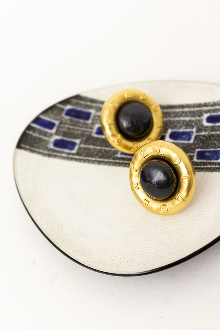Vintage Karl Lagerfeld oorclips verguld met zwarte steen en logo jaren 80