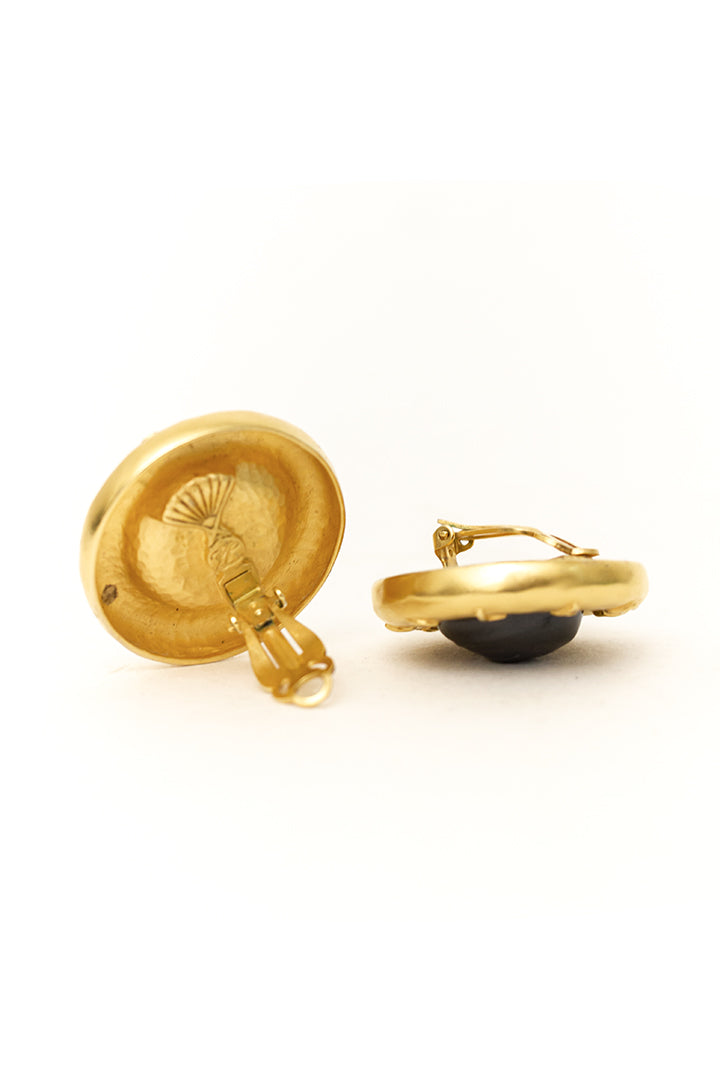 Vintage Karl Lagerfeld oorclips verguld met zwarte steen en logo jaren 80