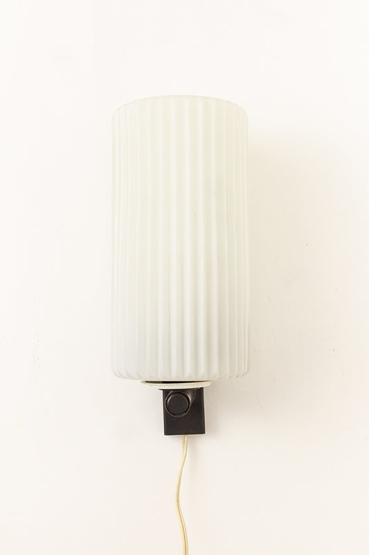 Vintage Philips wandlamp met kap van melkglas en zwarte metalen arm