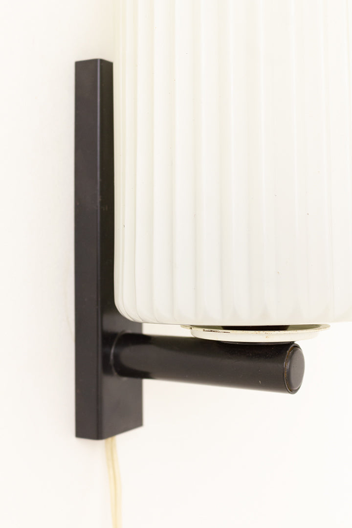 Vintage Philips wandlamp met kap van melkglas en zwarte metalen arm