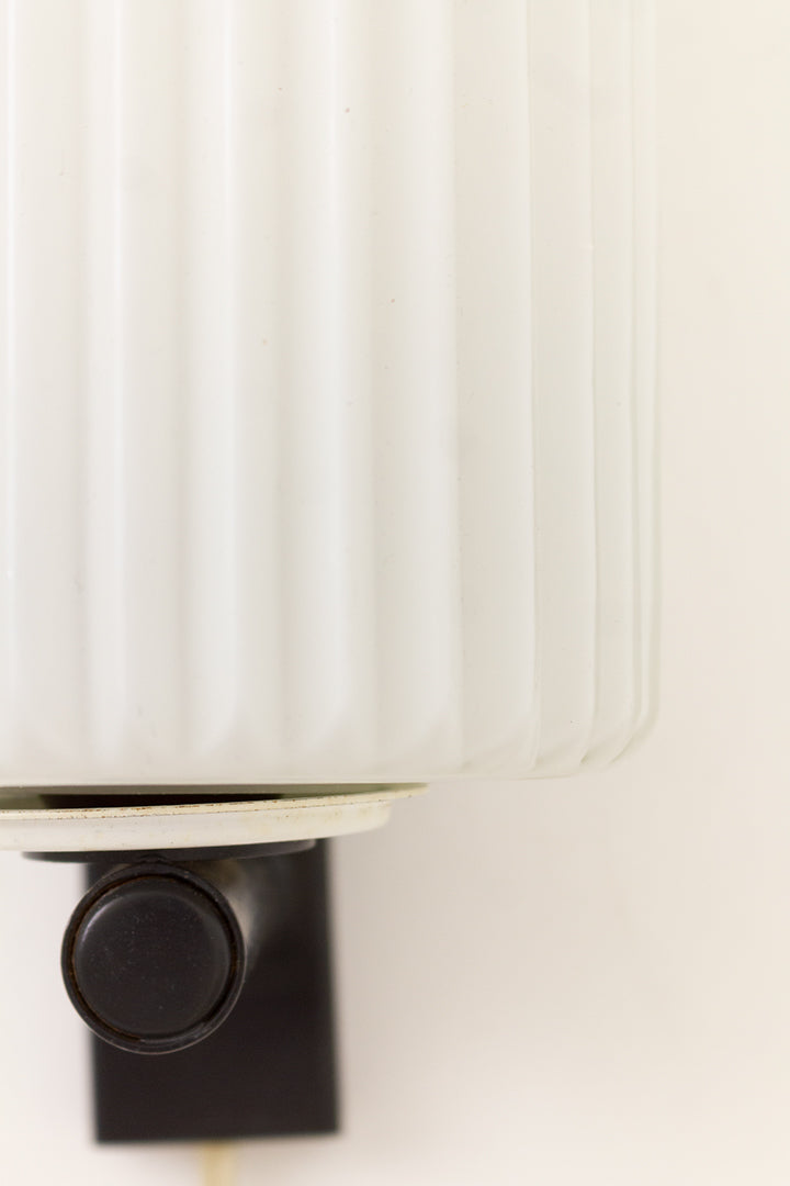Vintage Philips wandlamp met kap van melkglas en zwarte metalen arm