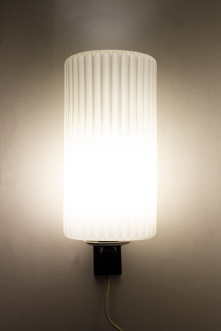 Vintage Philips wandlamp met kap van melkglas en zwarte metalen arm