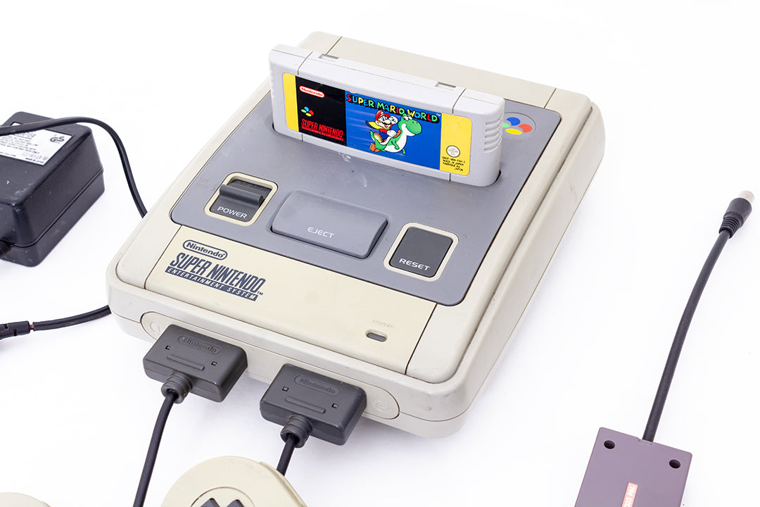 Vintage SNES Super Nintendo 1992 Super Mario World 2 controllers RCA aansluiting originele adapter