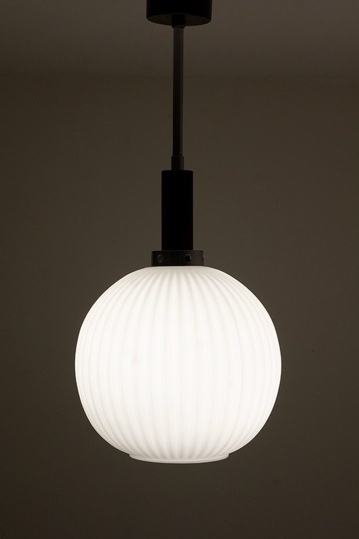 Vintage Space Age hanglamp met opaline lampenkap Massive x PJ De Jaeck