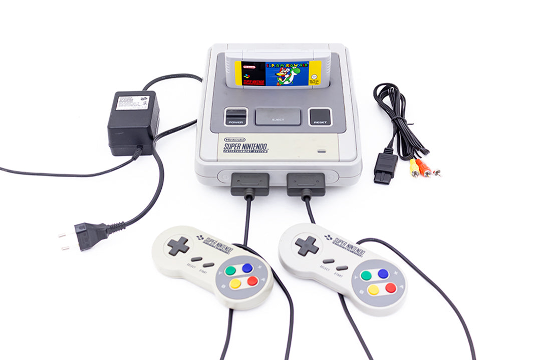 Vintage Super Nintendo SNES 1992 Super Mario World 2 controllers RCA aansluiting originele adapter