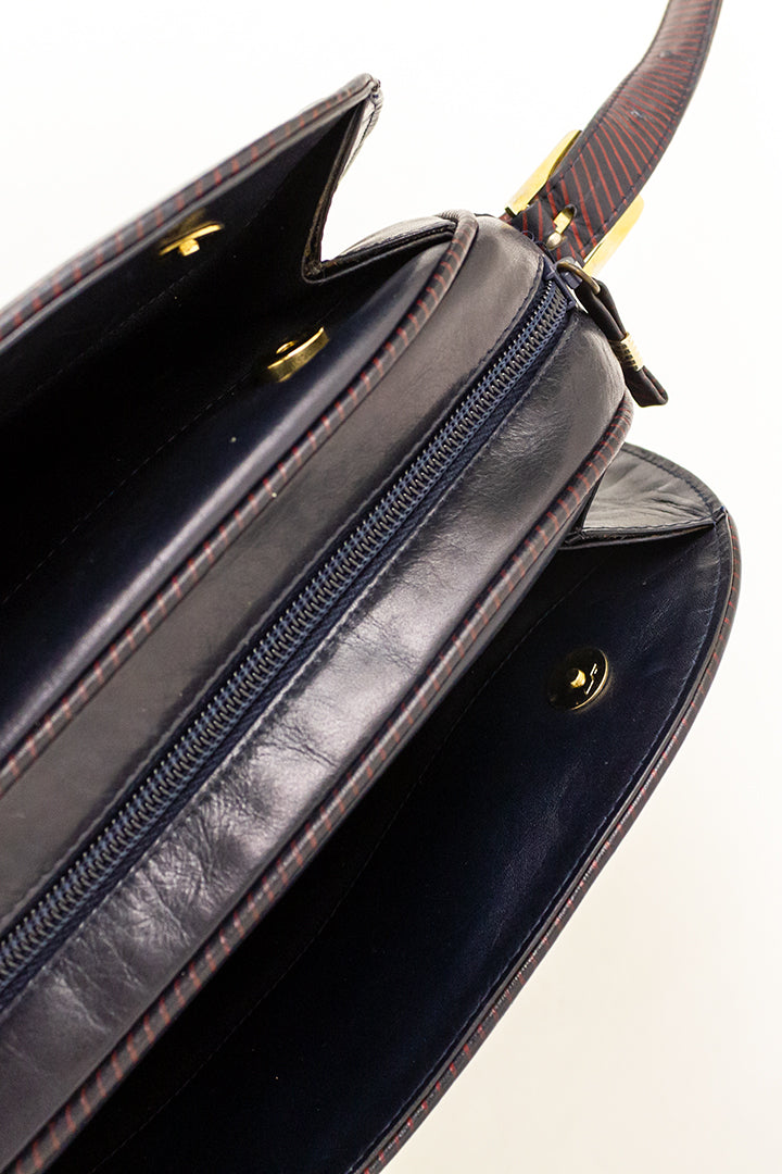 Vintage Valentino schoudertas met doorgestikte ‘V’ en rood gestreepte details
