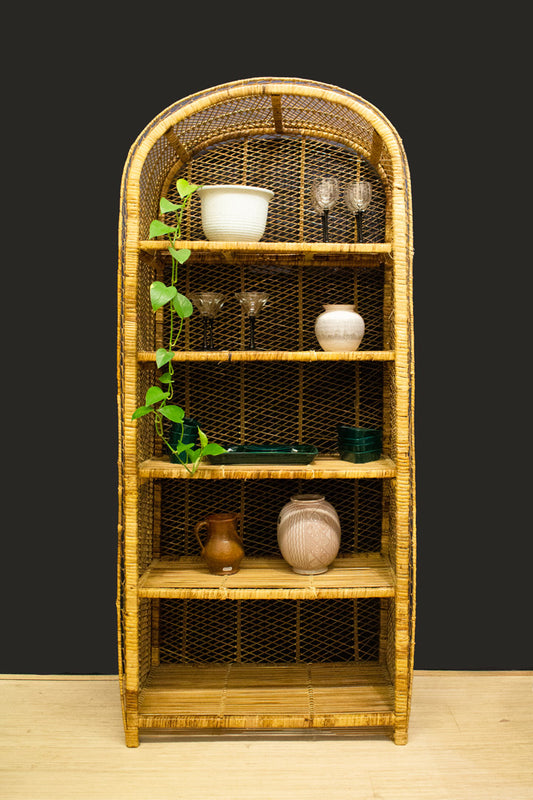 Vintage afgeronde rotan kast met schappen