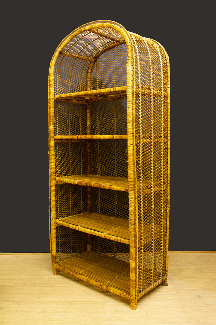 Vintage afgeronde rotan kast met schappen