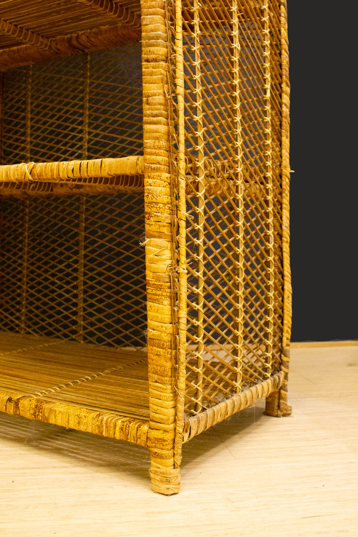 Vintage afgeronde rotan kast met schappen