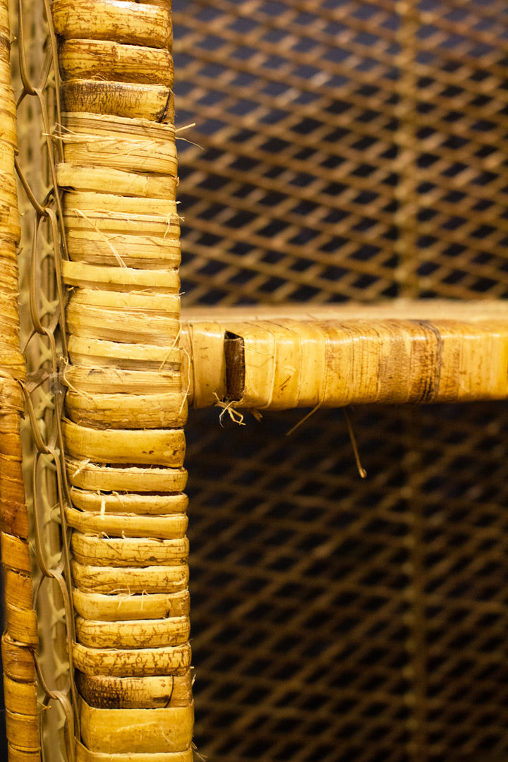 Vintage afgeronde rotan kast met schappen