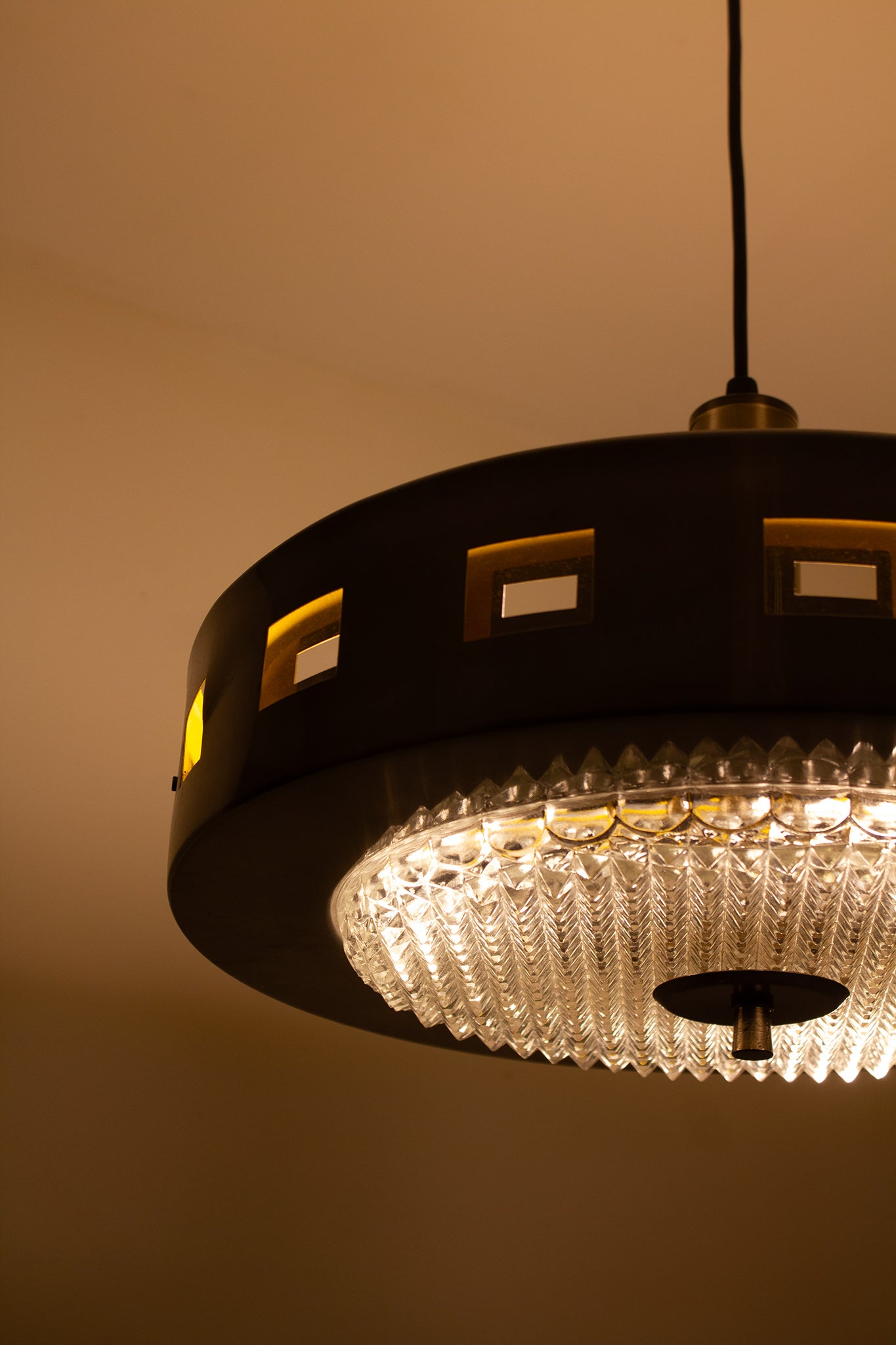 Jaren 70 UFO hanglamp Massive