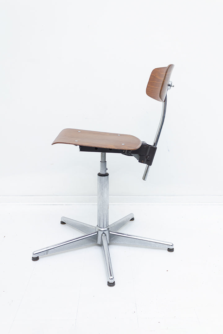 Vintage architectenstoel met houtfineer zitting en metalen frame