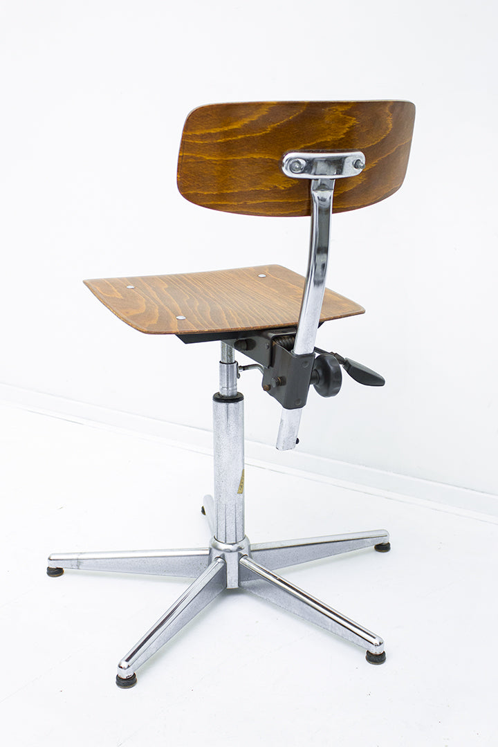 Vintage architectenstoel met houtfineer zitting en metalen frame