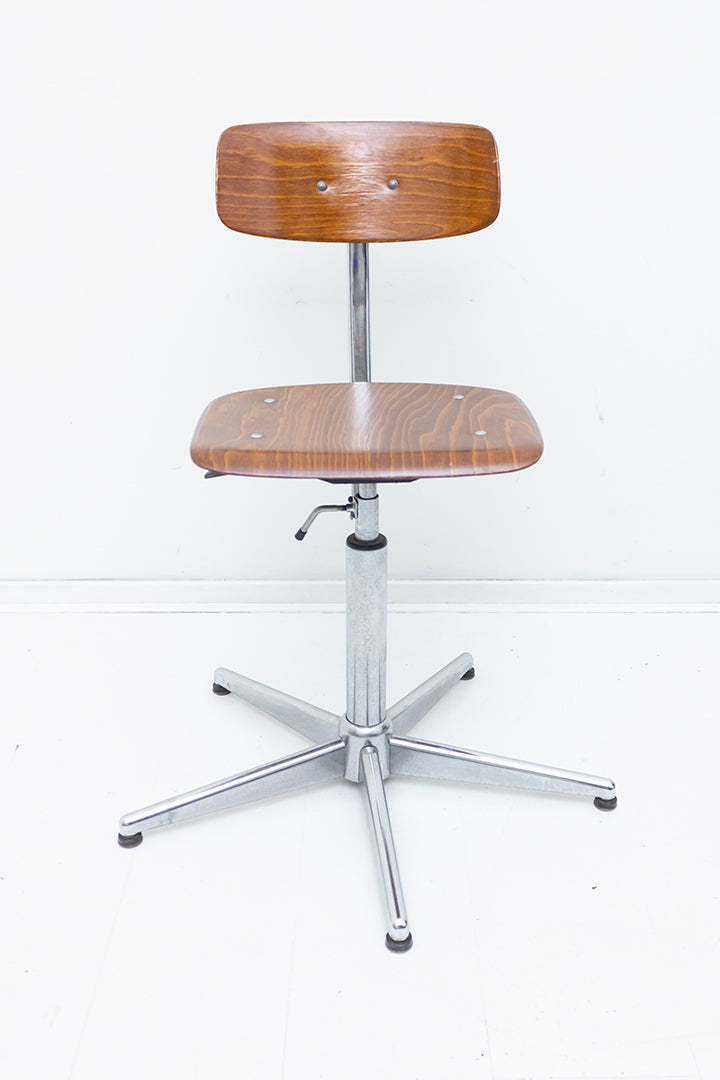 Vintage architectenstoel met houtfineer zitting en metalen frame
