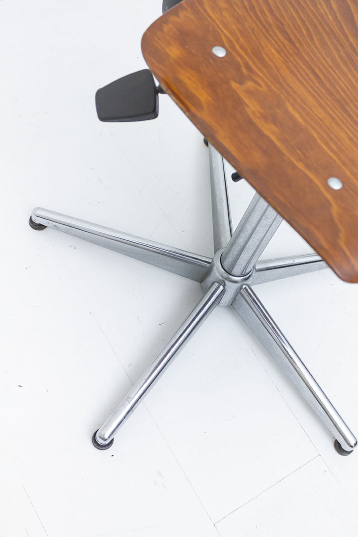 Vintage architectenstoel met houtfineer zitting en metalen frame