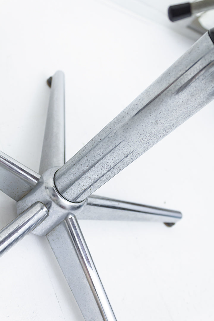 Vintage architectenstoel met houtfineer zitting en metalen frame