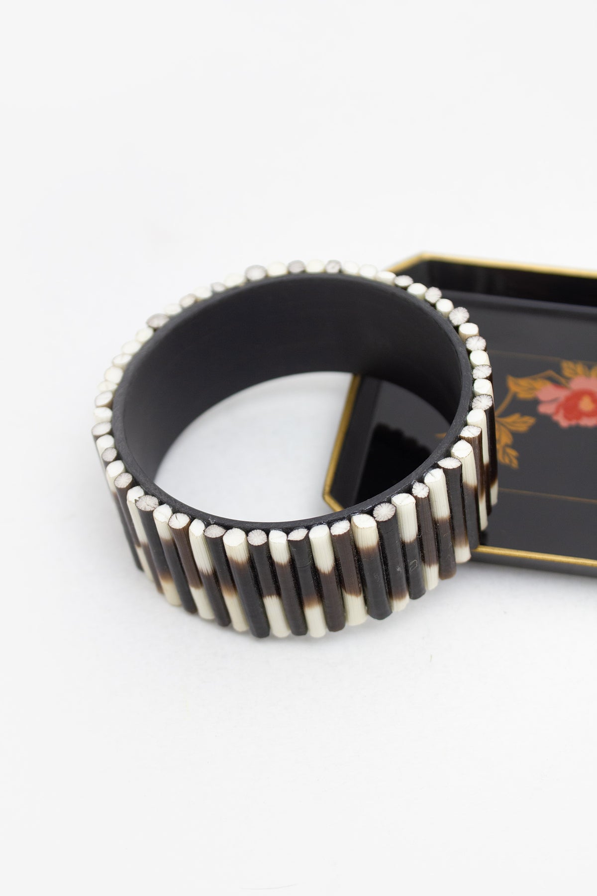 Vintage bangle armband gemaakt van stekelvarken stekels