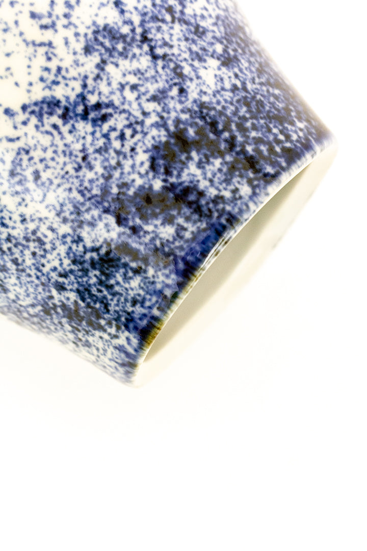 Vintage asymmetrische vaas wit/blauw met handgeschilderde print