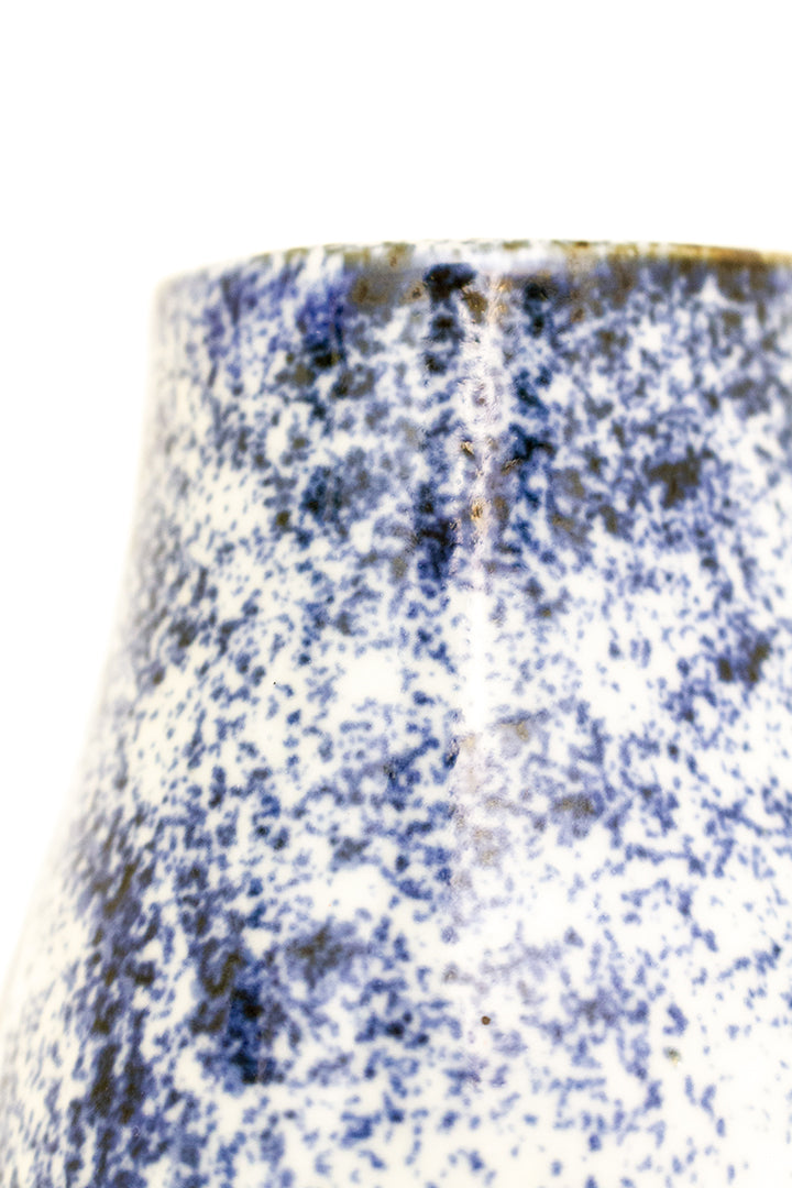 Vintage asymmetrische vaas wit/blauw met handgeschilderde print