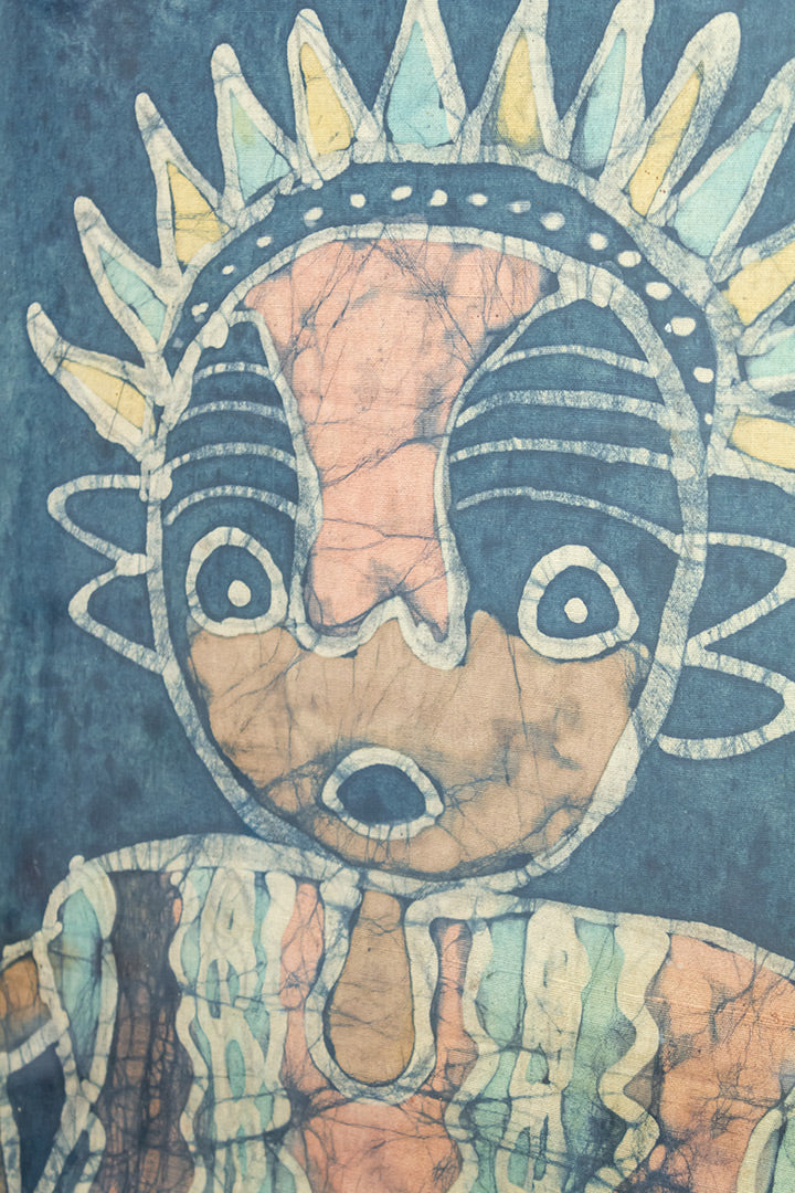 Vintage batik doek met vrolijk figuur ingelijst in hout