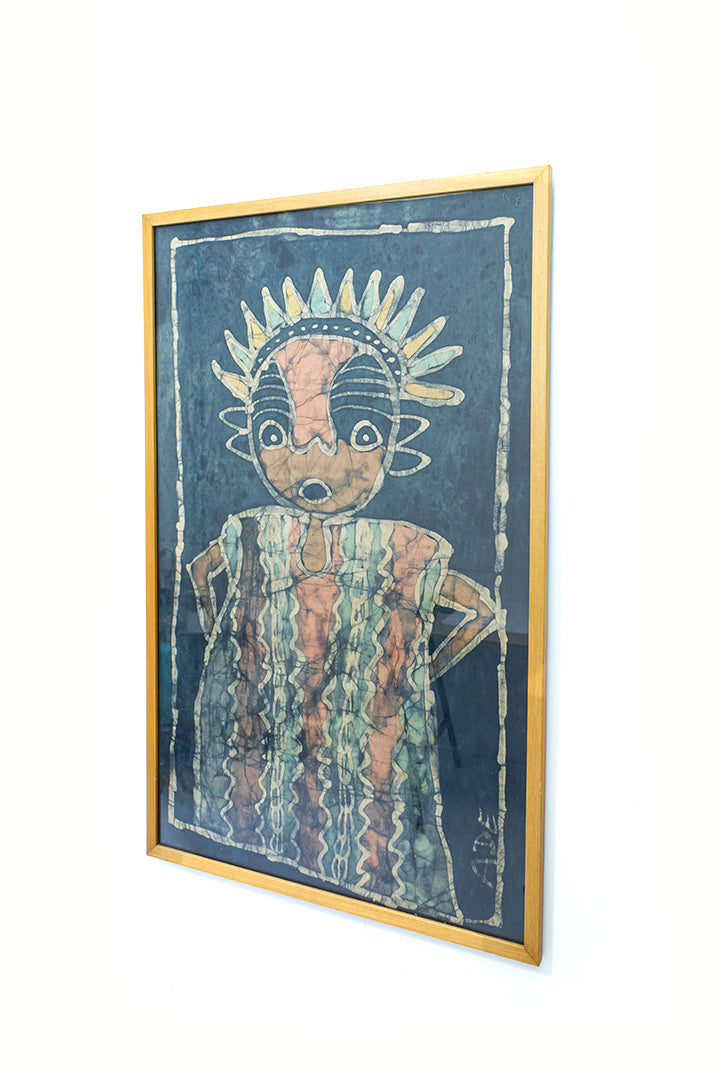 Vintage batik doek met vrolijk figuur ingelijst in hout