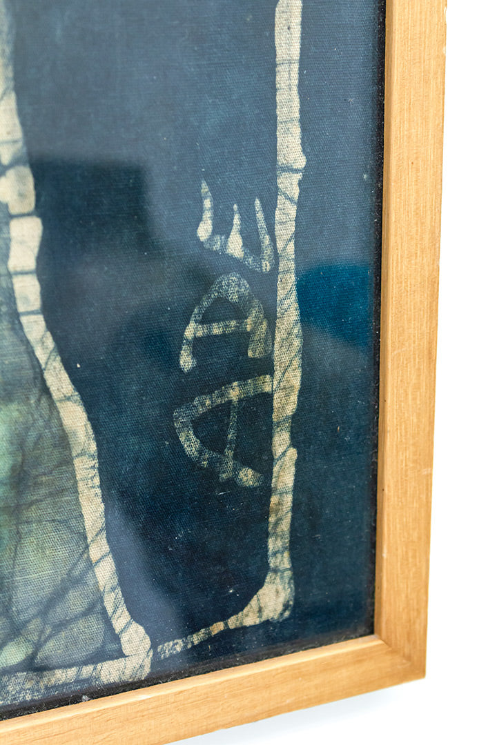 Vintage batik doek met vrolijk figuur ingelijst in hout