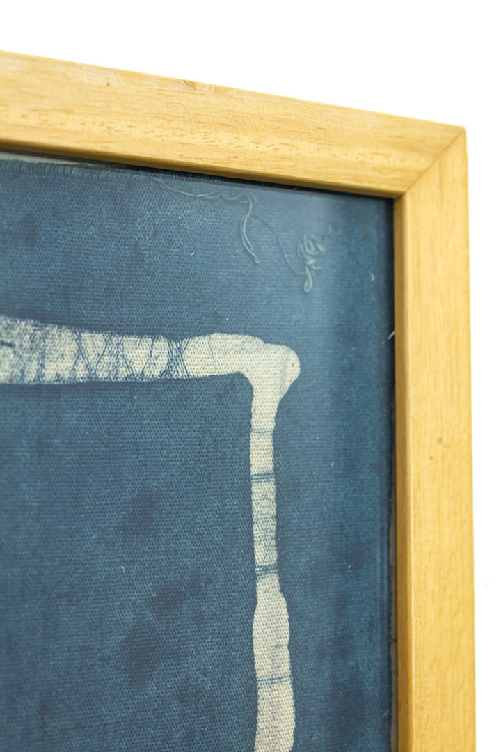 Vintage batik doek met vrolijk figuur ingelijst in hout