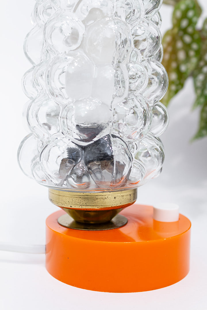 Vintage bedlampje glazen kap met bubbels en oranje voet