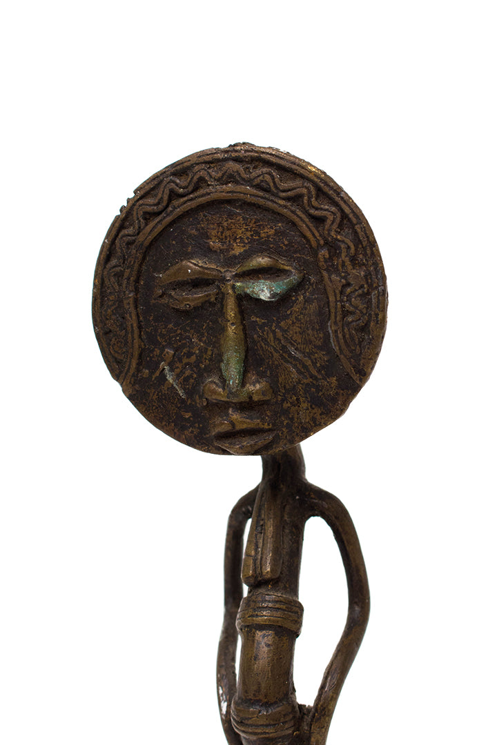 Vintage beeld gebogen figuur met een rond hoofd