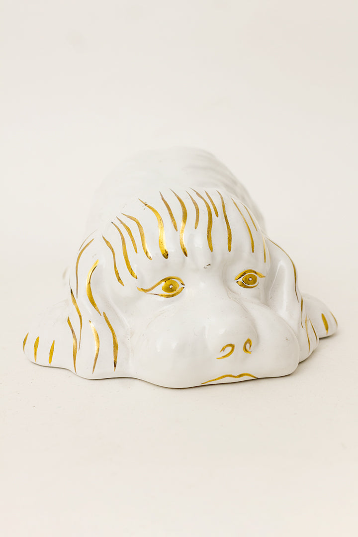 Vintage beeld hond van wit keramiek met vergulde details Ahura-stijl