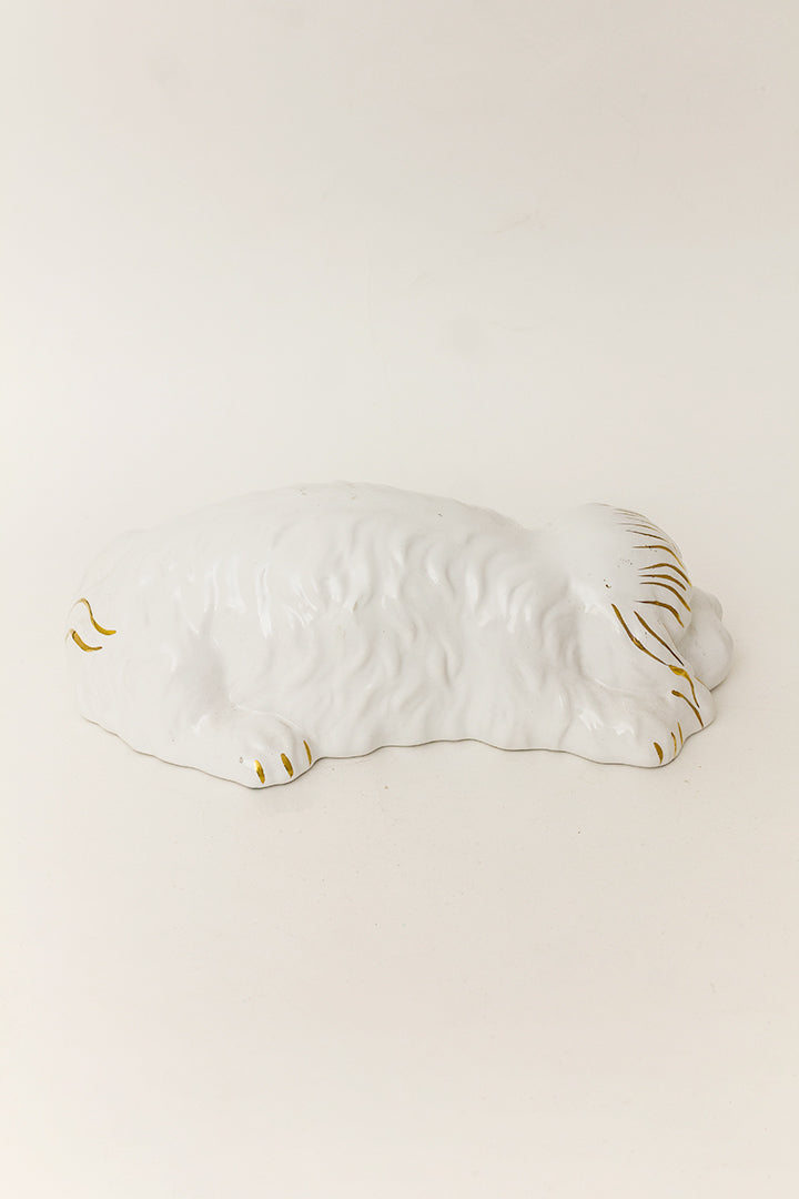 Vintage beeld hond van wit keramiek met vergulde details Ahura-stijl