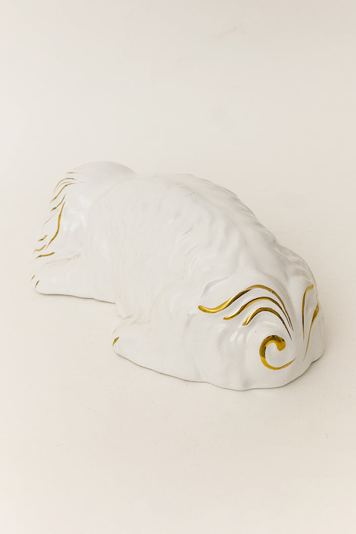 Vintage beeld hond van wit keramiek met vergulde details Ahura-stijl