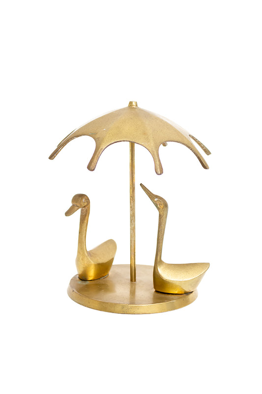 Vintage beeld messing eenden onder een parasol