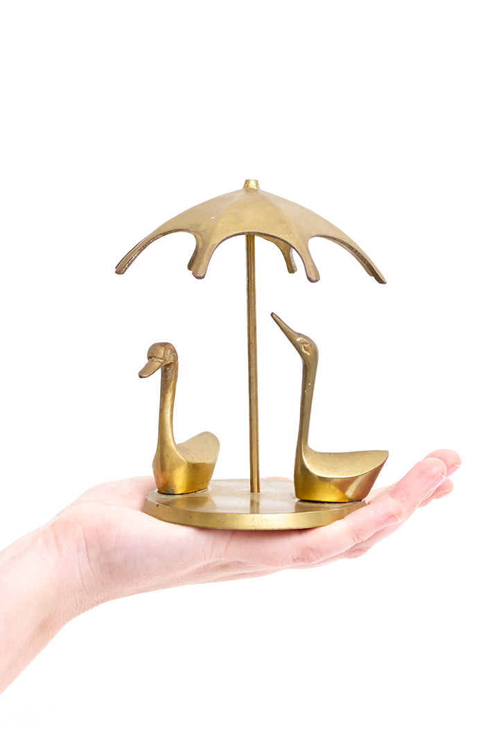 Vintage beeld messing eenden onder een parasol
