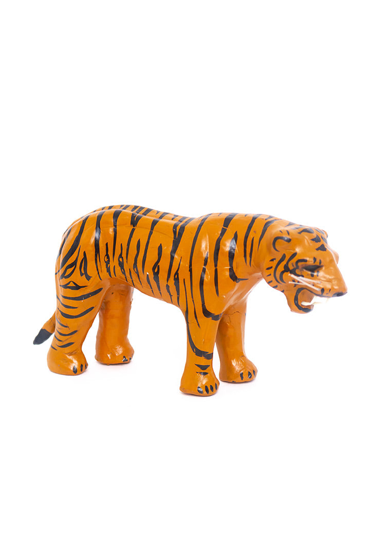 Vintage beeld tijger gemaakt van leer en papier-maché