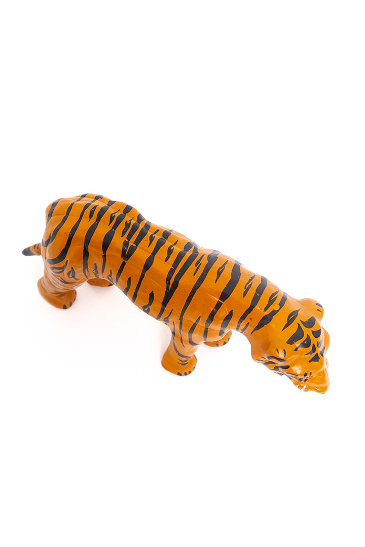 Vintage beeld tijger gemaakt van leer en papier-maché