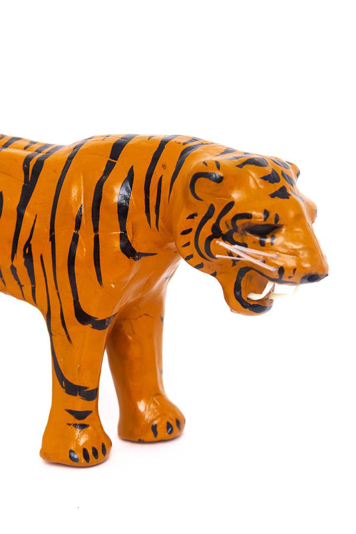 Vintage beeld tijger gemaakt van leer en papier-maché